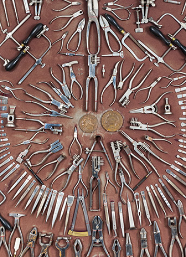 Meuble d'exposition Hugoniot-Tissot (musée de la Pince, Montécheroux) : assortiment de pinces, brucelles, etc. © Région Bourgogne-Franche-Comté, Inventaire du patrimoine