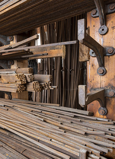 Entrepôt industriel : barres de fer en stock. © Région Bourgogne-Franche-Comté, Inventaire du patrimoine