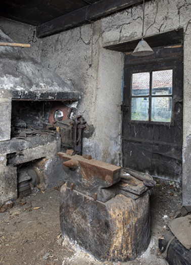 Forge : entrée, foyer et enclume. © Région Bourgogne-Franche-Comté, Inventaire du patrimoine