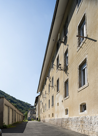 Immeubles : façade postérieure de trois quarts droite, vue en enfilade. © Région Bourgogne-Franche-Comté, Inventaire du patrimoine Immeubles : façade postérieure de trois quarts droite, vue en enfilade. © Région Bourgogne-Franche-Comté, Inventaire du patrimoine