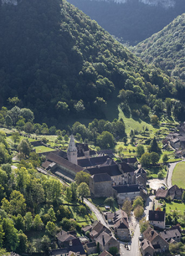 Vue d'ensemble de l'abbaye et du village depuis Granges-sur-Baume. © Région Bourgogne-Franche-Comté, Inventaire du patrimoine