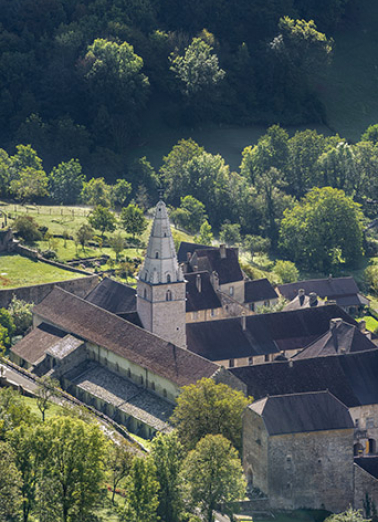Vue  de l'abbaye  depuis Granges-sur-Baume. © Région Bourgogne-Franche-Comté, Inventaire du patrimoine