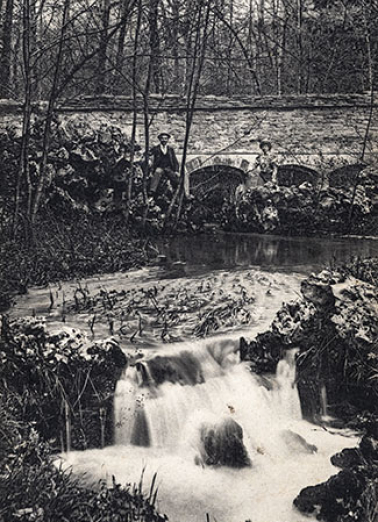 Cascade dans le parc. © Région Bourgogne-Franche-Comté, Inventaire du patrimoine Cascade dans le parc. © Région Bourgogne-Franche-Comté, Inventaire du patrimoine