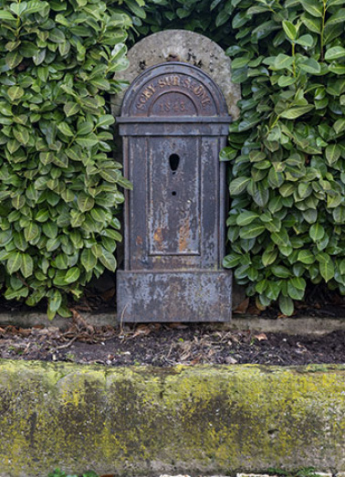 borne fontaine © Région Bourgogne-Franche-Comté, Inventaire du patrimoine borne fontaine © Région Bourgogne-Franche-Comté, Inventaire du patrimoine