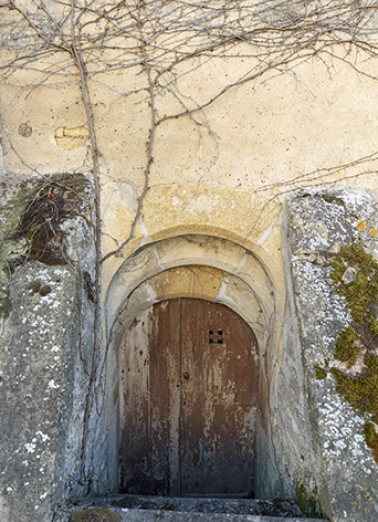Entrée de cellier à arc en plein cintre, à ressauts formé de trois rouleaux.  © Région Bourgogne-Franche-Comté, Inventaire du patrimoine Entrée de cellier à arc en plein cintre, à ressauts formé de trois rouleaux.  © Région Bourgogne-Franche-Comté, Inventaire du patrimoine