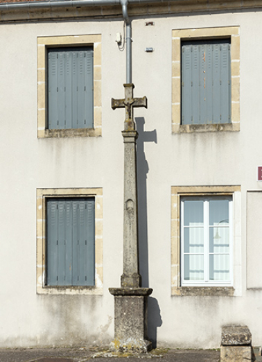 Croix réinstallée devant la mairie. © Région Bourgogne-Franche-Comté, Inventaire du patrimoine Croix réinstallée devant la mairie. © Région Bourgogne-Franche-Comté, Inventaire du patrimoine