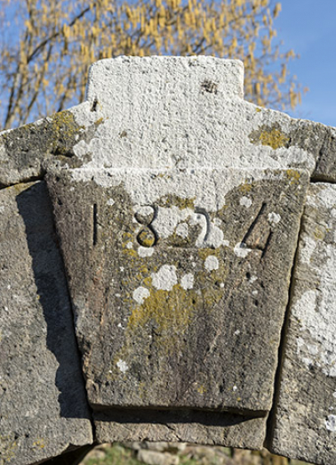 Date à la clé de de l'édicule sur la source jouxtant le lavoir. © Région Bourgogne-Franche-Comté, Inventaire du patrimoine Date à la clé de de l'édicule sur la source jouxtant le lavoir. © Région Bourgogne-Franche-Comté, Inventaire du patrimoine