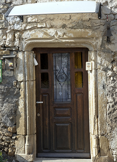 Ferme à l'ouest de l'ancienne cure (parcelles cadastrées D 562 et 446) : vue rapprochée de la porte à piédroits moulurés. (remploi?)  © Région Bourgogne-Franche-Comté, Inventaire du patrimoine Ferme à l'ouest de l'ancienne cure (parcelles cadastrées D 562 et 446) : vue rapprochée de la porte à piédroits moulurés. (remploi?)  © Région Bourgogne-Franche-Comté, Inventaire du patrimoine