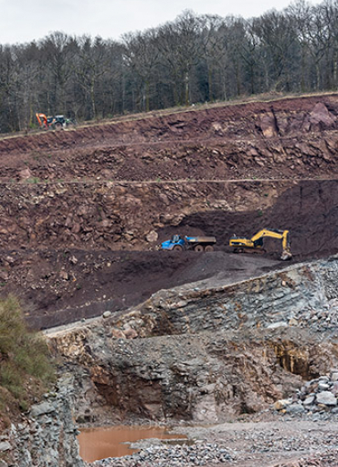 Carrière : découverte à la pelle mécanique. © Région Bourgogne-Franche-Comté, Inventaire du patrimoine