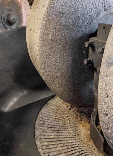 Défibreuse : détail des meules. © Région Bourgogne-Franche-Comté, Inventaire du patrimoine