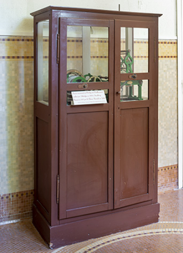 Vitrine du mécanisme, portes fermées. © Région Bourgogne-Franche-Comté, Inventaire du patrimoine