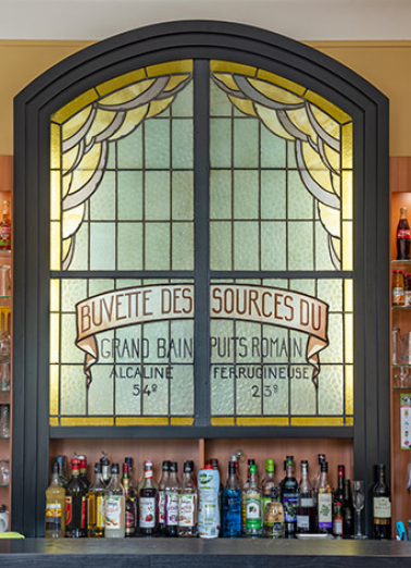 Vue de la verrière à son emplacement actuel, au-dessus du bar de l'Hôtel Métropole. © Région Bourgogne-Franche-Comté, Inventaire du patrimoine
