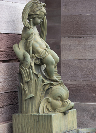 Fontaine du côté droit (est) : vue de la partie supérieure. © Région Bourgogne-Franche-Comté, Inventaire du patrimoine