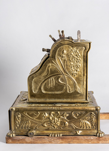 Caisse enregistreuse (1ère moitié 20e siècle) : décor sur le profil. (Musée Japy, Beaucourt) © Région Bourgogne-Franche-Comté, Inventaire du patrimoine