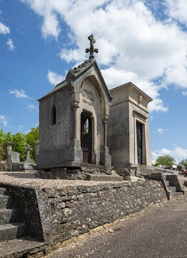 cimetière tombeau © Région Bourgogne-Franche-Comté, Inventaire du patrimoine  cimetière tombeau © Région Bourgogne-Franche-Comté, Inventaire du patrimoine