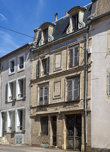 immeuble ensemble d'édifices derrière façade © Région Bourgogne-Franche-Comté, Inventaire du patrimoine  immeuble ensemble d'édifices derrière façade © Région Bourgogne-Franche-Comté, Inventaire du patrimoine