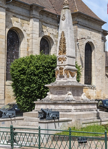 monument aux morts © Région Bourgogne-Franche-Comté, Inventaire du patrimoine  monument aux morts © Région Bourgogne-Franche-Comté, Inventaire du patrimoine