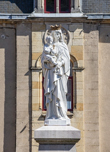 école statue © Région Bourgogne-Franche-Comté, Inventaire du patrimoine  école statue © Région Bourgogne-Franche-Comté, Inventaire du patrimoine