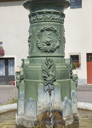 fontaine statue © Région Bourgogne-Franche-Comté, Inventaire du patrimoine  fontaine statue © Région Bourgogne-Franche-Comté, Inventaire du patrimoine