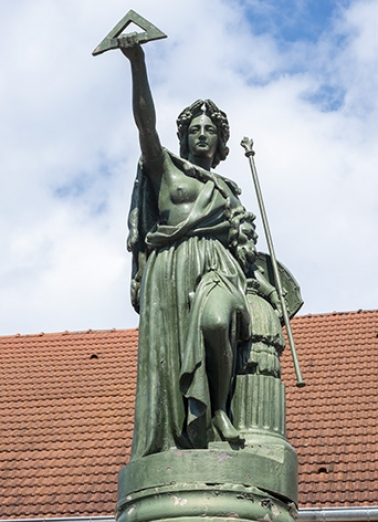 fontaine statue emblème © Région Bourgogne-Franche-Comté, Inventaire du patrimoine  fontaine statue emblème © Région Bourgogne-Franche-Comté, Inventaire du patrimoine
