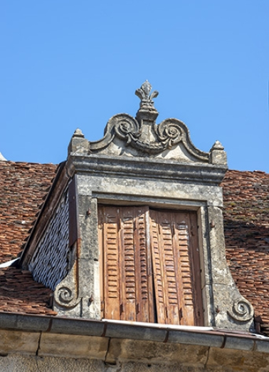  ensemble d'édifices derrière façade rue lucarne © Région Bourgogne-Franche-Comté, Inventaire du patrimoine