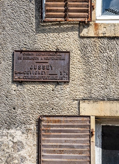 ensemble d'édifices derrière façade rue panneau indicateur © Région Bourgogne-Franche-Comté, Inventaire du patrimoine  ensemble d'édifices derrière façade rue panneau indicateur © Région Bourgogne-Franche-Comté, Inventaire du patrimoine