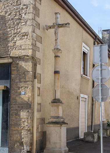 croix © Région Bourgogne-Franche-Comté, Inventaire du patrimoine  croix © Région Bourgogne-Franche-Comté, Inventaire du patrimoine