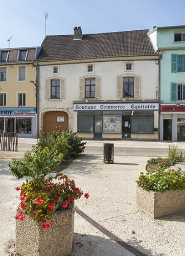  devanture de boutique rue ensemble d'édifices derrière façade © Région Bourgogne-Franche-Comté, Inventaire du patrimoine