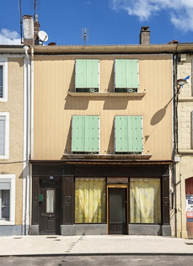  ensemble d'édifices derrière façade devanture de boutique © Région Bourgogne-Franche-Comté, Inventaire du patrimoine