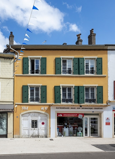 ensemble d'édifices derrière façade devanture de boutique © Région Bourgogne-Franche-Comté, Inventaire du patrimoine