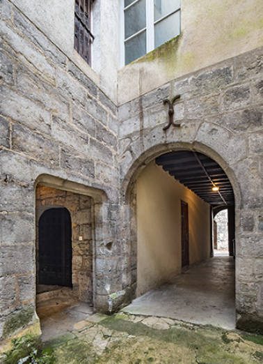 hôtel escalier cour © Région Bourgogne-Franche-Comté, Inventaire du patrimoine  hôtel escalier cour © Région Bourgogne-Franche-Comté, Inventaire du patrimoine