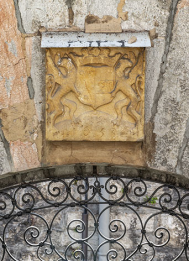 hôtel cour armoiries date portée © Région Bourgogne-Franche-Comté, Inventaire du patrimoine  hôtel cour armoiries date portée © Région Bourgogne-Franche-Comté, Inventaire du patrimoine