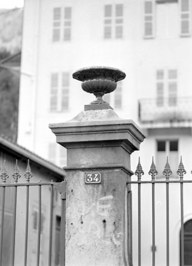 Clôture sur le quai Jobez : pilier droit et vase. © Région Bourgogne-Franche-Comté, Inventaire du patrimoine