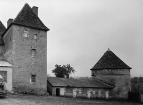 Colombier et tour postérieure du logis. © Région Bourgogne-Franche-Comté, Inventaire du patrimoine