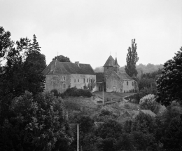 Vue d'ensemble de l'église et du château de Jours-en-Vaux. © Région Bourgogne-Franche-Comté, Inventaire du patrimoine