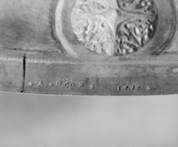 Détail : inscription du pied. © Région Bourgogne-Franche-Comté, Inventaire du patrimoine