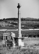 Vue d'ensemble de la croix, à l'ouest du village. © Région Bourgogne-Franche-Comté, Inventaire du patrimoine