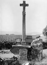 Vue d'ensemble de la croix, à l'ouest du village. © Région Bourgogne-Franche-Comté, Inventaire du patrimoine