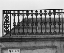 Détail du garde-corps de la terrasse. © Région Bourgogne-Franche-Comté, Inventaire du patrimoine