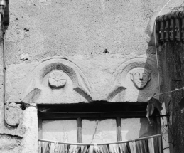 Détail du linteau sculpté en remploi. © Région Bourgogne-Franche-Comté, Inventaire du patrimoine