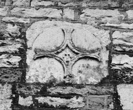 Détail de la croix sculptée en remploi dans la façade. © Région Bourgogne-Franche-Comté, Inventaire du patrimoine