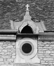 Détail de l'oeil-de-boeuf situé à l'aplomb de la porte. © Région Bourgogne-Franche-Comté, Inventaire du patrimoine