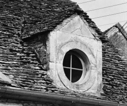 Détail de la lucarne droite, de trois quarts. © Région Bourgogne-Franche-Comté, Inventaire du patrimoine