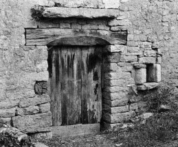 Détail de la porte de la maison sise parcelle 509, section C2 sur le cadastre de 1948. © Région Bourgogne-Franche-Comté, Inventaire du patrimoine