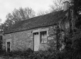 Vue d'ensemble de la maison sise parcelle 7, section AB du cadastre de 1956. © Région Bourgogne-Franche-Comté, Inventaire du patrimoine