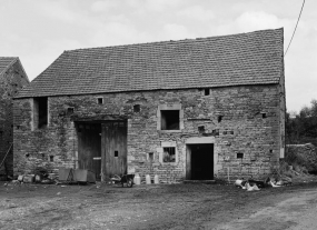 Vue d'ensemble de la ferme et ses dépendances, sise parcelle 33, section AB du cadastre de 1956. © Région Bourgogne-Franche-Comté, Inventaire du patrimoine