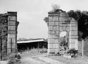 Portail : vue de la porte charretière et de la porte piétionne. © Région Bourgogne-Franche-Comté, Inventaire du patrimoine