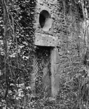 Détail de la porte d'entrée (en 1979). © Région Bourgogne-Franche-Comté, Inventaire du patrimoine