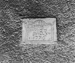 Détail de l'inscription sur la maison sise parcelle 217, section AB du cadastre de 1958. © Région Bourgogne-Franche-Comté, Inventaire du patrimoine