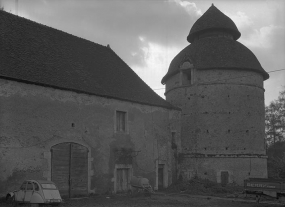 Tour d'angle et partie droite des communs. © Région Bourgogne-Franche-Comté, Inventaire du patrimoine